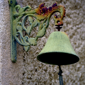 Cloche en bronze sur un mur cimenté - France  - collection de photos clin d'oeil, catégorie clindoeil