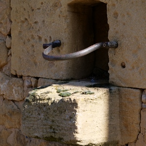 Un décrottoir sur un mur de pierres - Belgique  - collection de photos clin d'oeil, catégorie rues